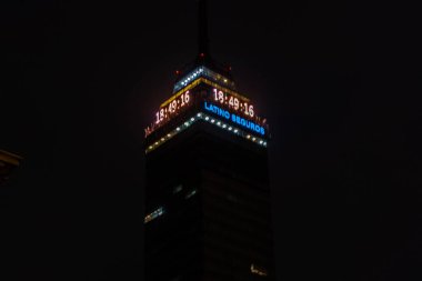 Gece Latin Amerika Kulesi 'nin tepesinde