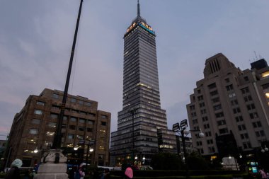 Bulutlu gökyüzünün altındaki Latin Amerika Kulesi 'nin alçak açılı görüntüsü