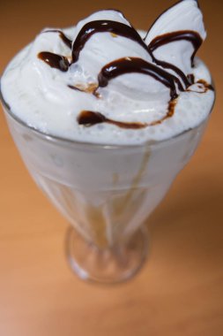 Masada çikolata soslu vanilyalı milkshake.