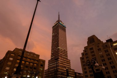 Güzel pembe ve mavi gökyüzünün altında Latin Amerika Kulesi