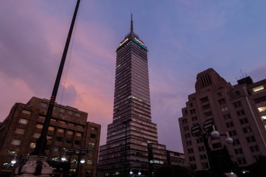 Güzel pembe ve mavi gökyüzünün altında Latin Amerika Kulesi