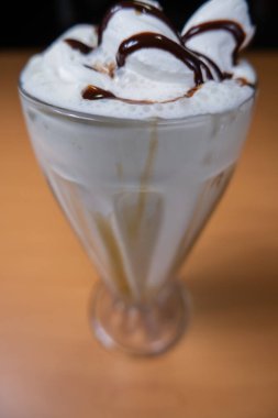 Masada çikolata soslu vanilyalı milkshake.