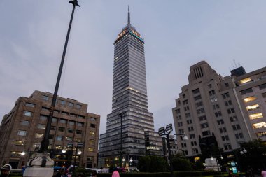 Bulutlu gökyüzünün altındaki Latin Amerika Kulesi 'nin alçak açılı görüntüsü