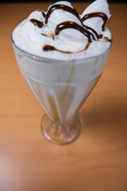 Masada çikolata soslu vanilyalı milkshake.