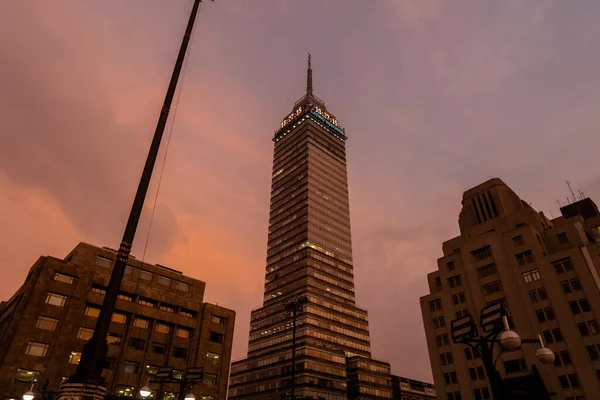 Latinamerikanskt torn under vacker rosa och blå himmel — Stockfoto