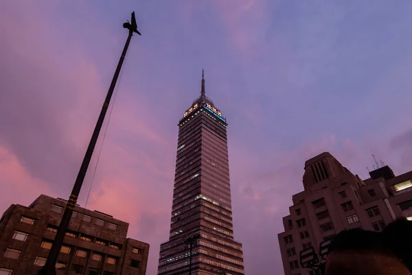 Torre Latinoamericana bajo hermoso cielo rosa y azul — Foto de Stock