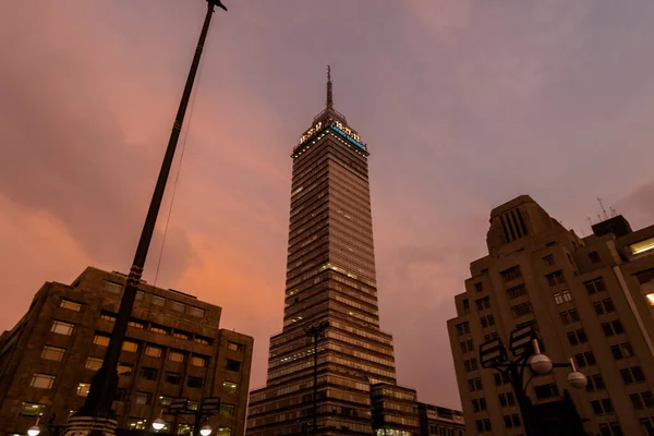 Latin-amerikai torony alatt gyönyörű rózsaszín és kék ég — Stock Fotó