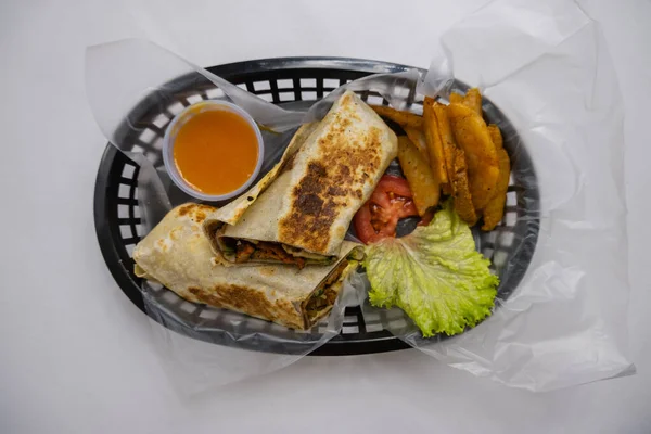 Burritos de cerdo picante y lechuga en una canasta de plástico —  Fotos de Stock