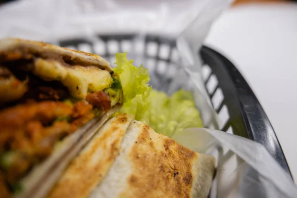 Burritos de cerdo picante y lechuga en una canasta de plástico —  Fotos de Stock