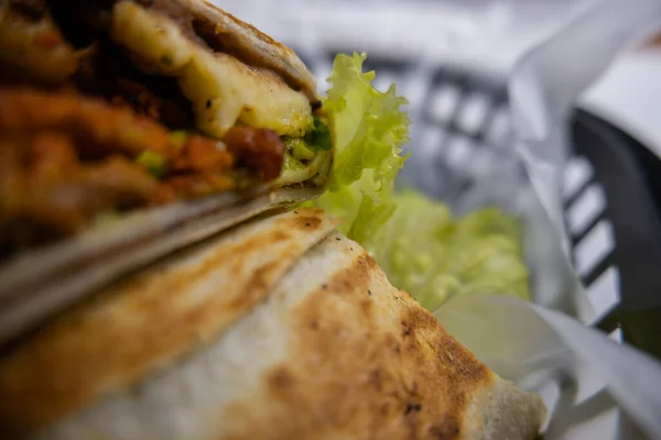 Burritos de cerdo picante y lechuga en una canasta de plástico —  Fotos de Stock