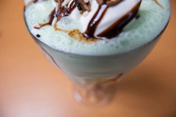 Milkshake com batata frita de chocolate e xarope em uma mesa — Fotografia de Stock