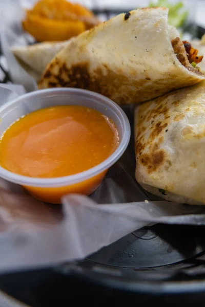 Burritos de cerdo picante y lechuga en una canasta de plástico —  Fotos de Stock