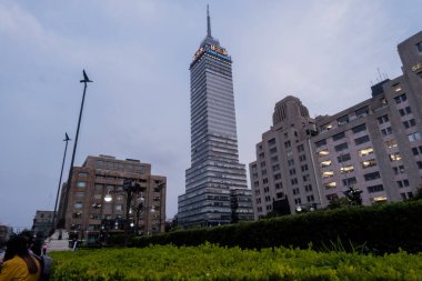 Güzel pembe ve mavi gökyüzünün altında Latin Amerika Kulesi