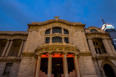 Mexico City 'deki Güzel Sanatlar Sarayı' nın alçak açılı görüntüsü.