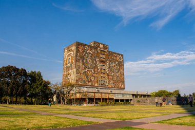 Meksika üniversitesinden güzel bir kütüphane binası ve bahçesi.