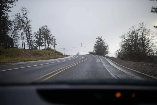 Leere Straße und Bäume im Auto — Stockfoto