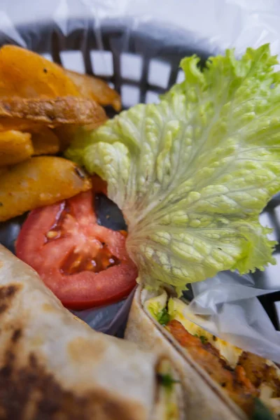 Pikantní vepřové burritos a salát v plastovém koši — Stock fotografie