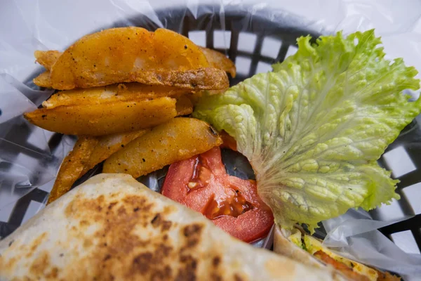 Pikantní vepřové burritos a salát v plastovém koši — Stock fotografie