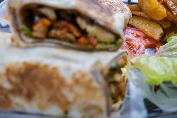 Burritos de cerdo picante y lechuga en una canasta de plástico —  Fotos de Stock