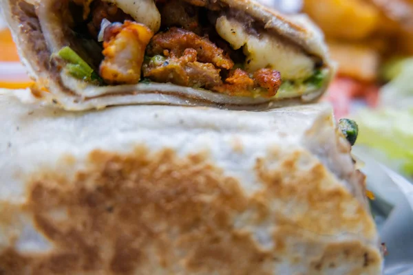 Burritos de cerdo picante y lechuga en una canasta de plástico —  Fotos de Stock