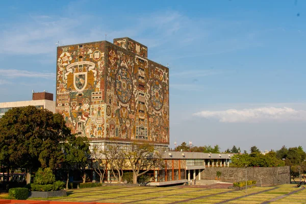 Hermoso edificio de biblioteca y patio de la universidad mexicana —  Fotos de Stock