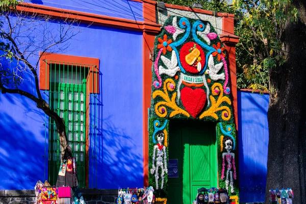 Arbres et vendeurs de rue devant le musée du célèbre peintre mexicain — Photo