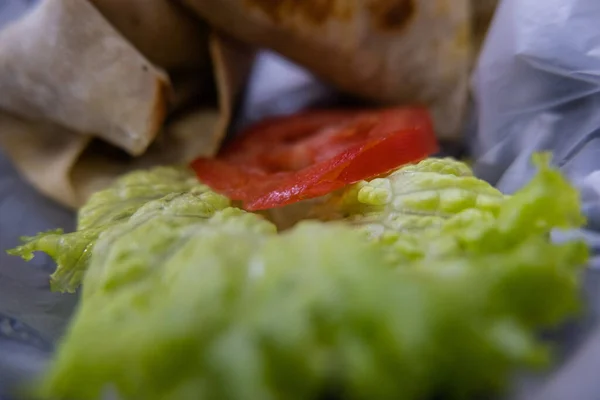 Burritos de cerdo picante y lechuga en una canasta de plástico —  Fotos de Stock