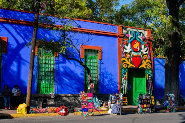 有名なメキシコの画家の博物館の外の木や露店 — ストック写真