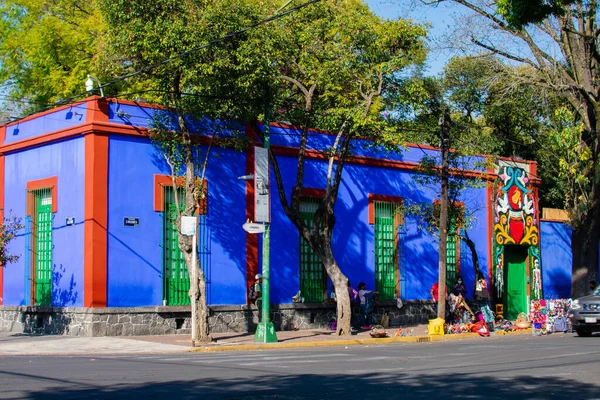 Ünlü Meksikalı ressamların müzesinin dışındaki araç ve sokak satıcıları.