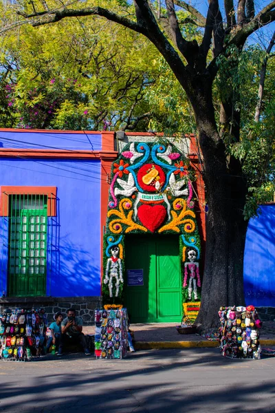 Arbres et vendeurs de rue devant le musée du célèbre peintre mexicain — Photo