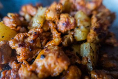 Baharatlı et ve küçük ananas dilimleri.