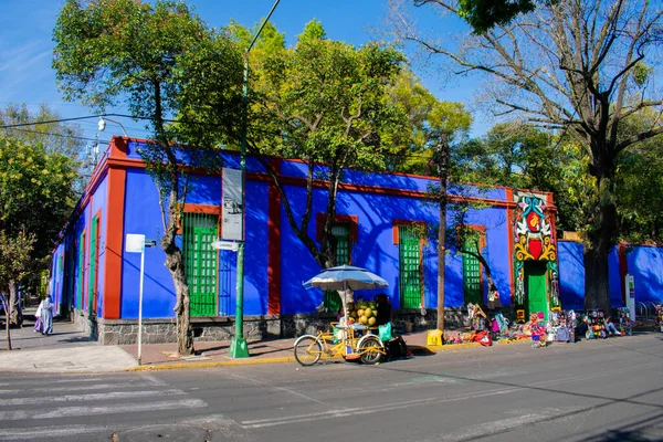 Arbres et vendeurs de rue devant le musée du célèbre peintre mexicain — Photo