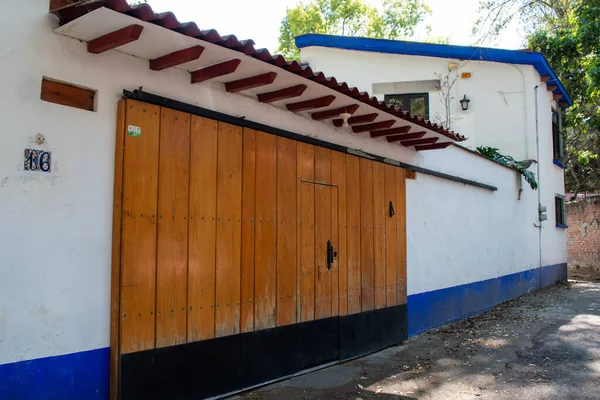 Clasisc Maison hispanique dans une rue étroite de Mexico — Photo