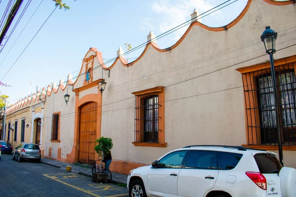 Véhicules garés devant un petit bâtiment hispanique de Mexico — Photo