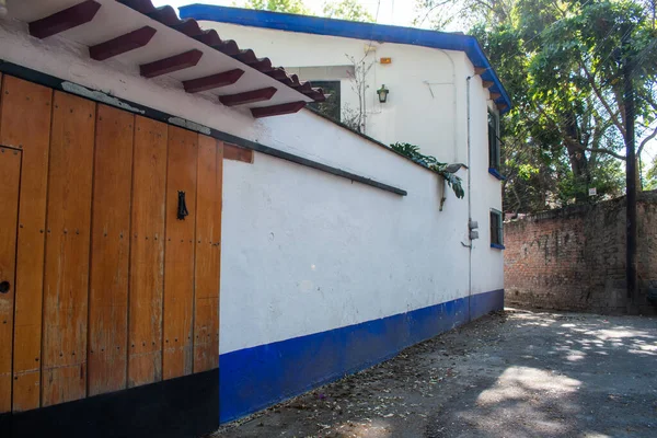 Clasisc Maison hispanique dans une rue étroite de Mexico — Photo