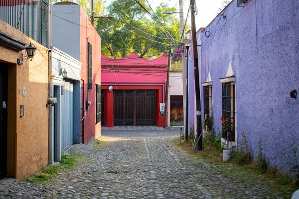 Casas hispânicas coloridas em beco da Cidade do México — Fotografia de Stock
