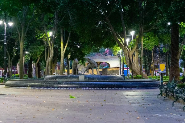 Peaceful park with a fountain and statues in Mexico City — Stock Photo, Image