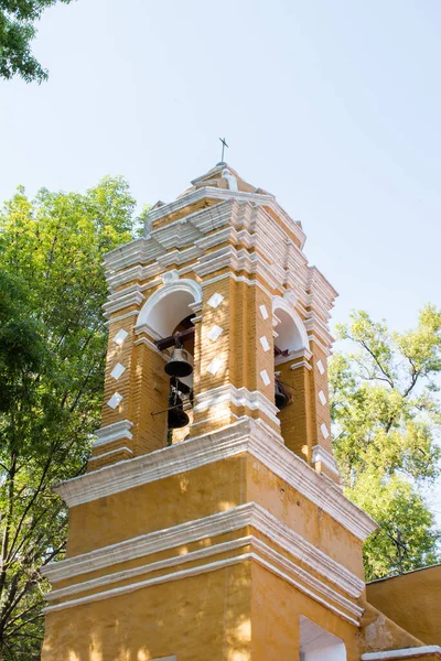 Clocher de la vieille église mexicaine entouré d'arbres — Photo