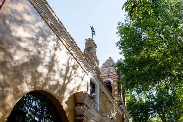 Ancienne église mexicaine entourée d'arbres à Coyoacan — Photo