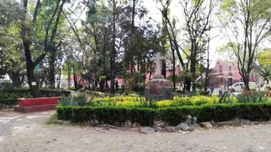 Coyoacan 'dan bir parkın ortasındaki taş haç.