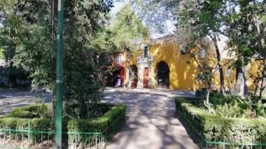 Coyoacan 'da ağaçlarla çevrili eski Meksika Kilisesi