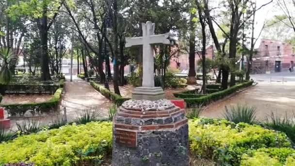 Πέτρινος σταυρός στη μέση ενός πάρκου από το Κογιόακαν. — Αρχείο Βίντεο