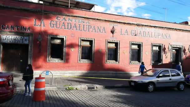 멕시코의 전형적 인 바 밖에 차를 세워 놓은 사람들 — 비디오