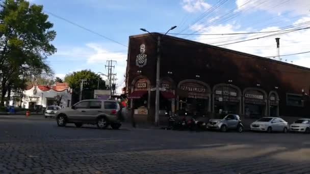 Vehículos y personas que pasan frente a una gran panadería — Vídeos de Stock