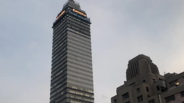 Vista de bajo ángulo de la Torre Latinoamericana bajo cielo nublado — Vídeo de stock