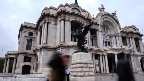 Persone che camminano davanti al Palazzo delle Belle Arti di Città del Messico — Video Stock