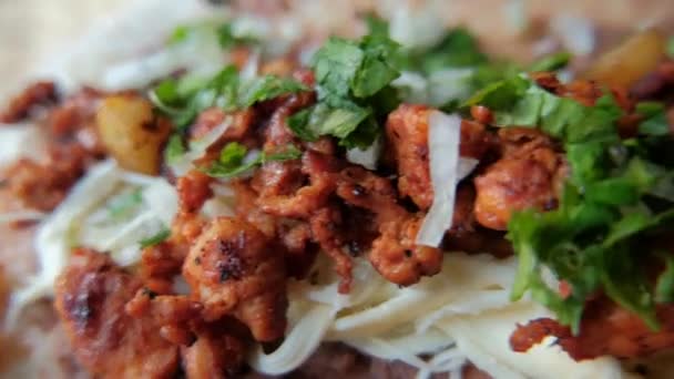 Añadir cilantro y cebolla encima de la carne picante, frijoles refritos y queso — Vídeos de Stock