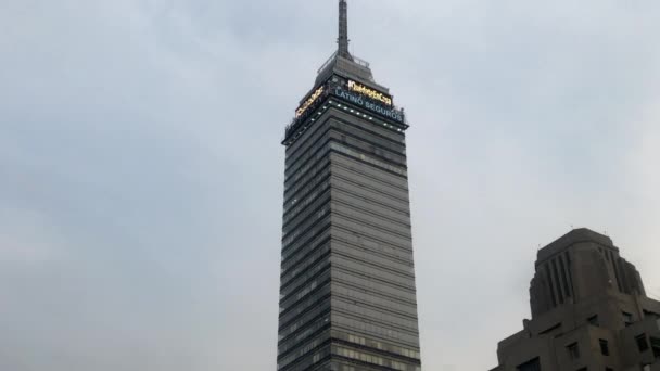 Blick auf den Lateinamerikanischen Turm unter wolkenverhangenem Himmel — Stockvideo