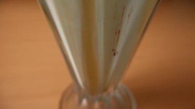 Masada çikolata soslu vanilyalı milkshake.