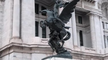 Arka planda Güzel Sanatlar Sarayı olan Pegasus 'un siyah heykeli